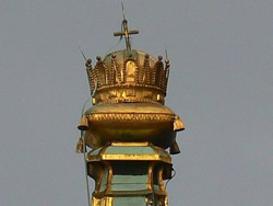 Corona en lo alto de la Catedral